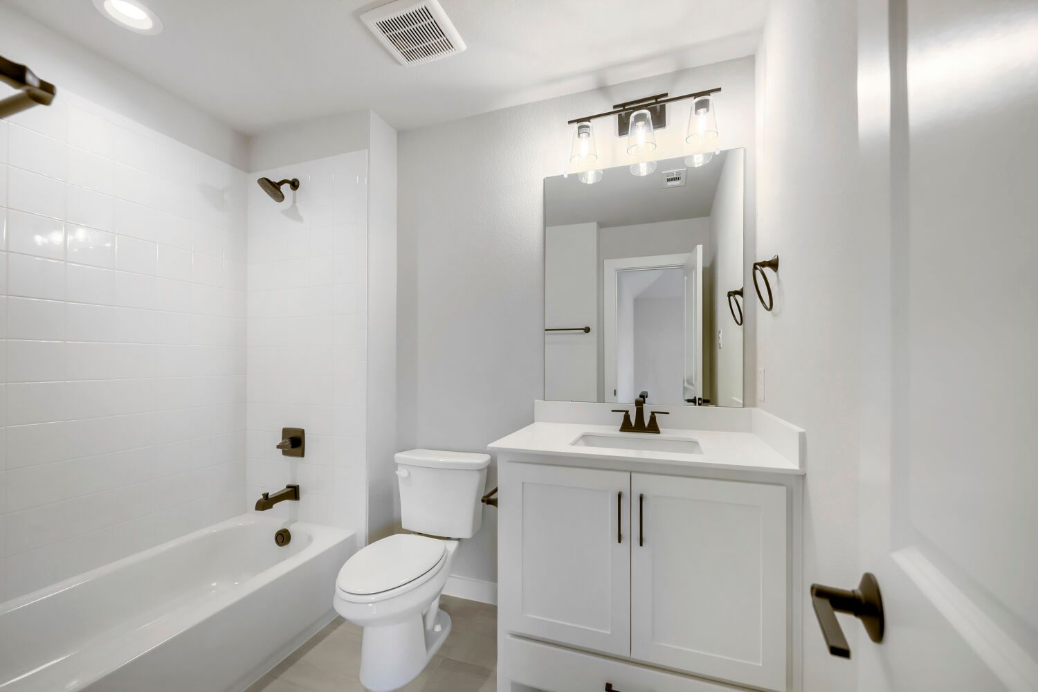 800 Blackberry - Full Bathroom