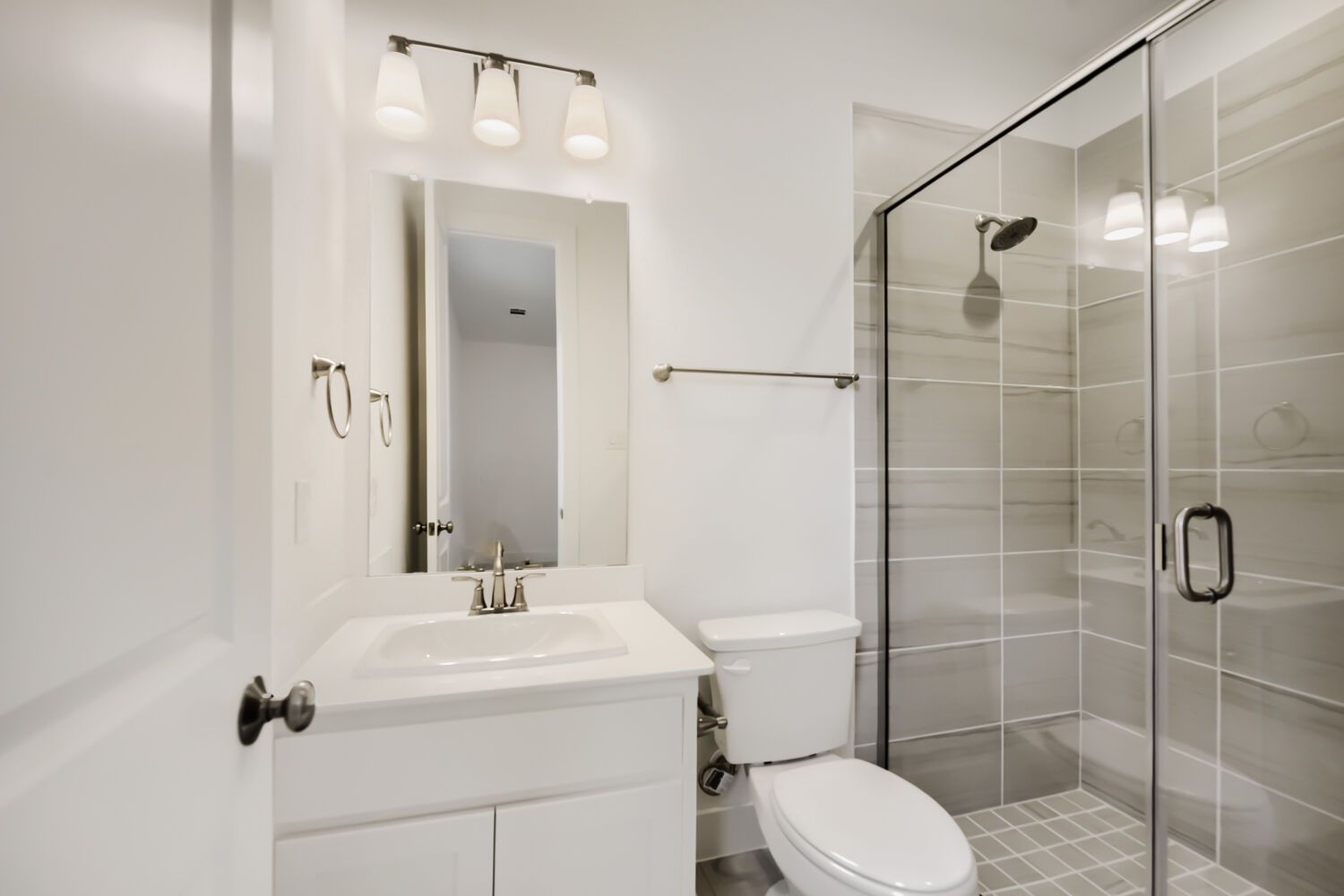 11465 Wulstone - Full Bathroom