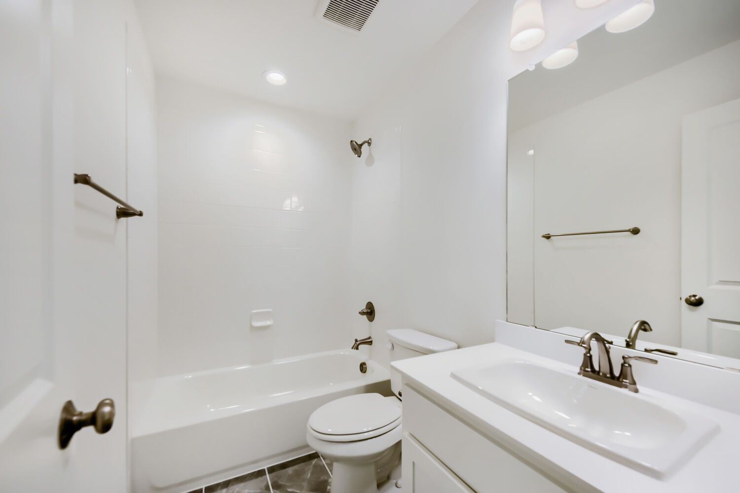 11465 Wulstone - Full Bathroom