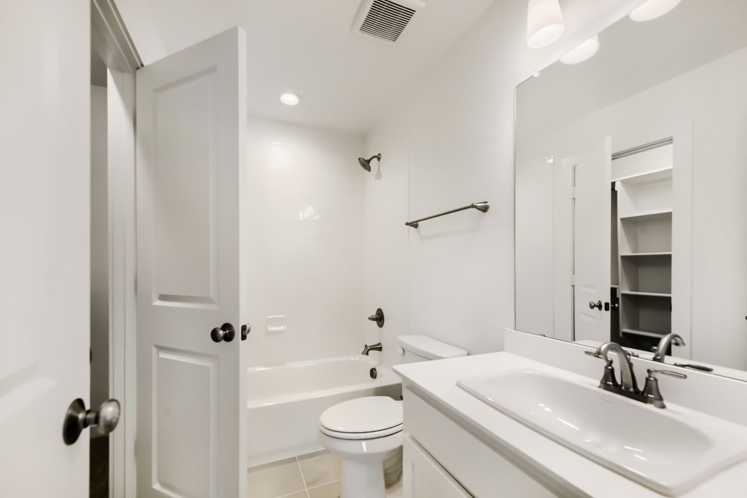 11465 Wulstone - Full Bathroom
