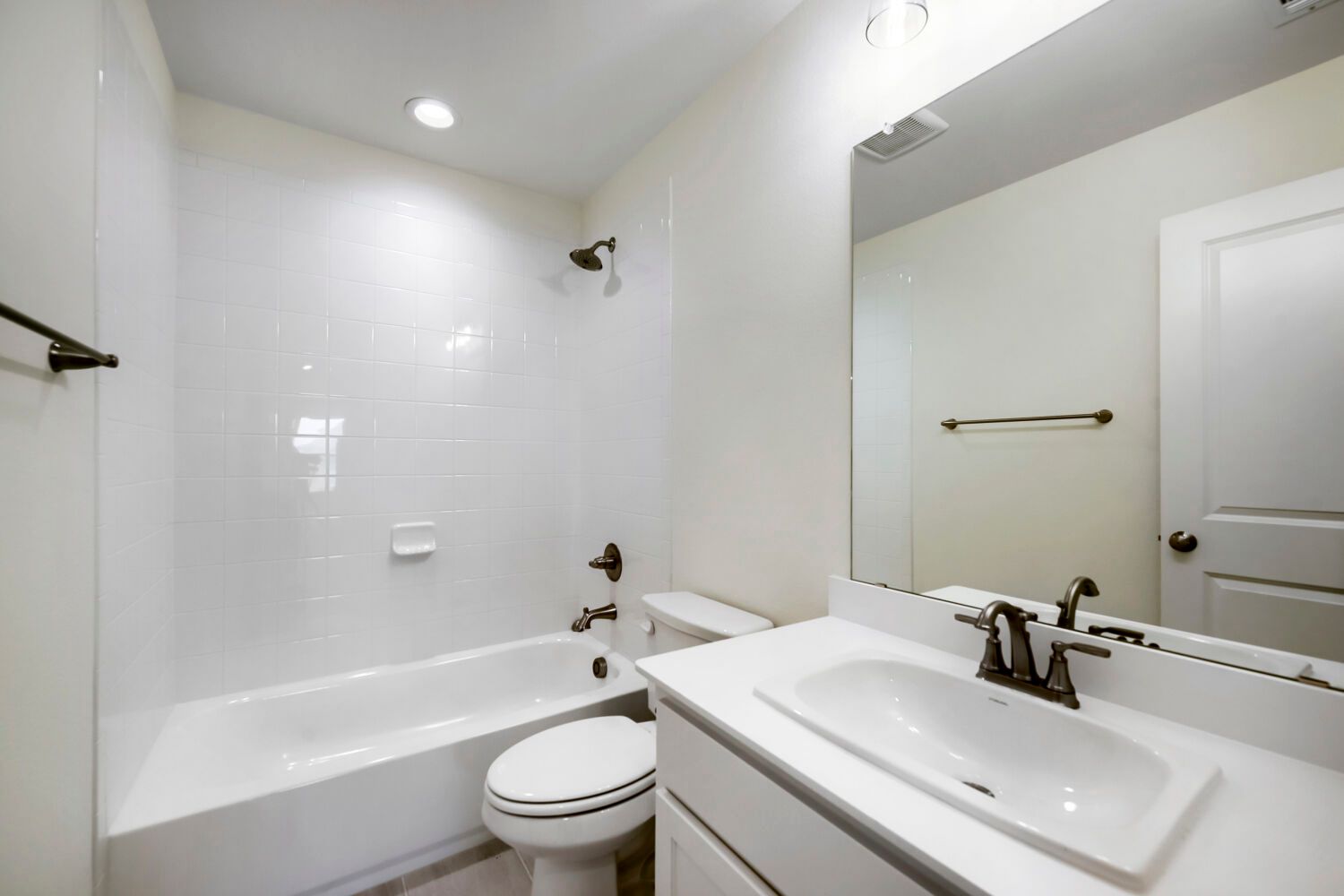 11548 Wulstone - Full Bathroom