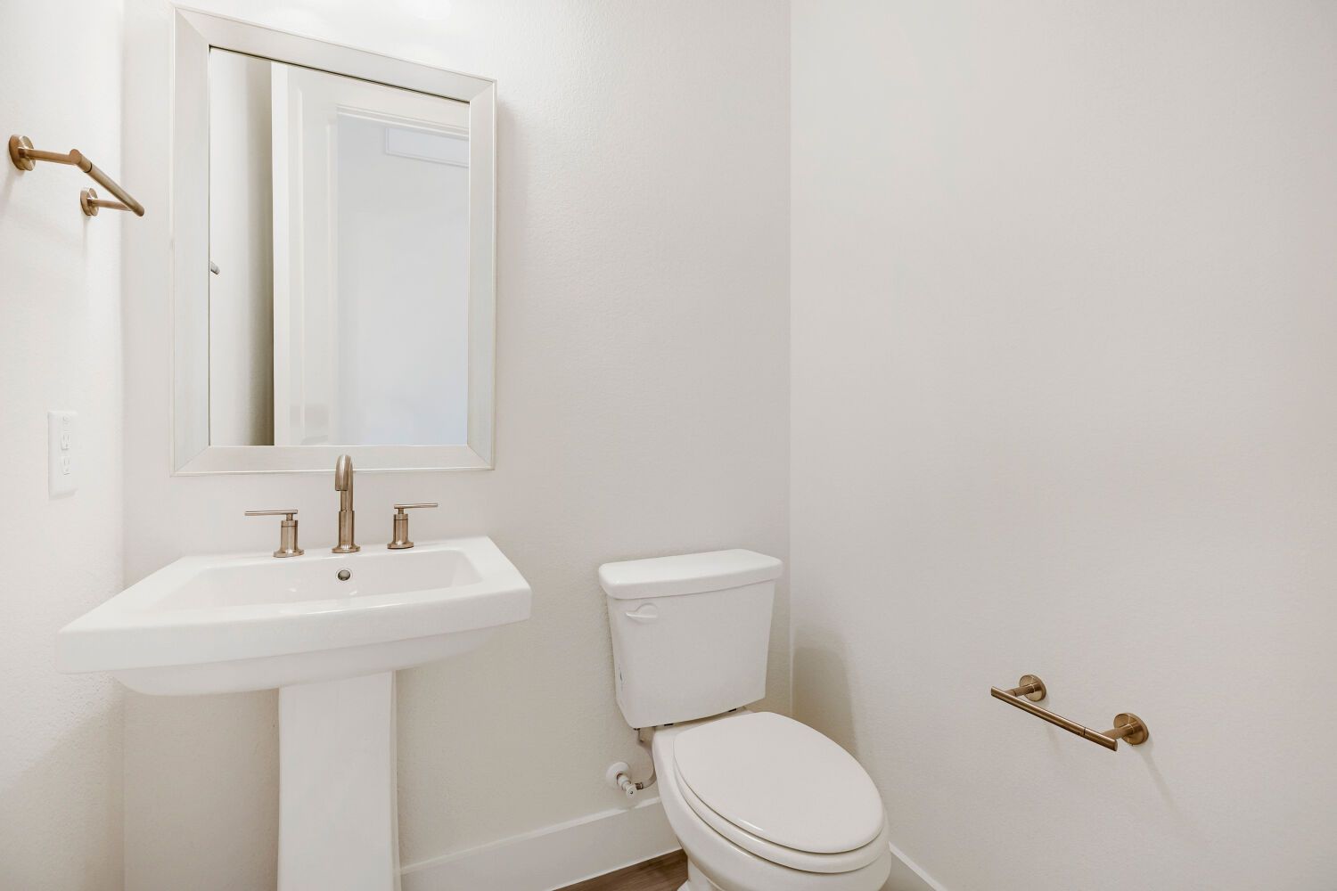 940 Heatherbrook - Powder Bathroom