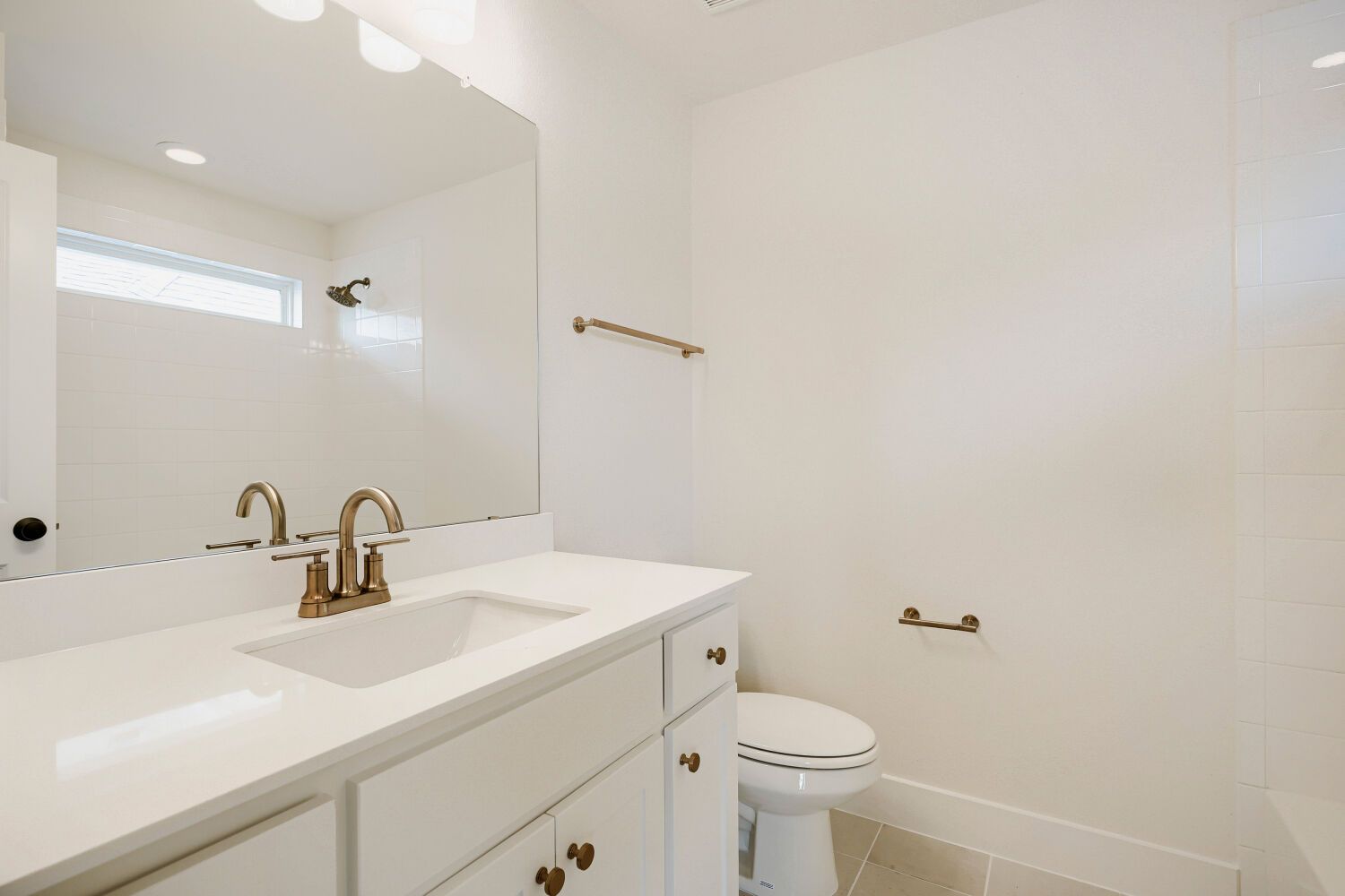 940 Heatherbrook - Full Bathroom