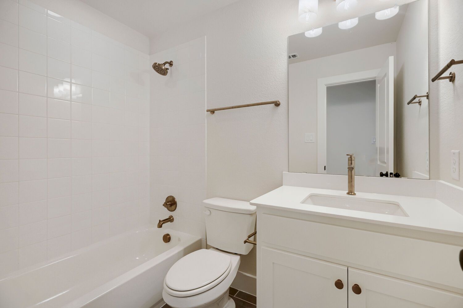 940 Heatherbrook - Full Bathroom