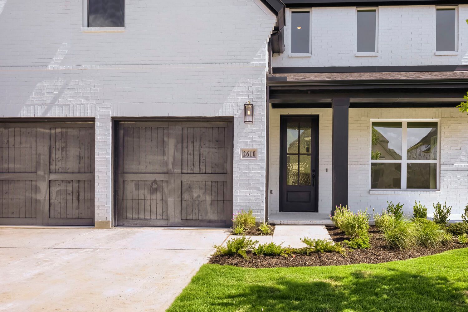 2610 Acie - Front Entryway