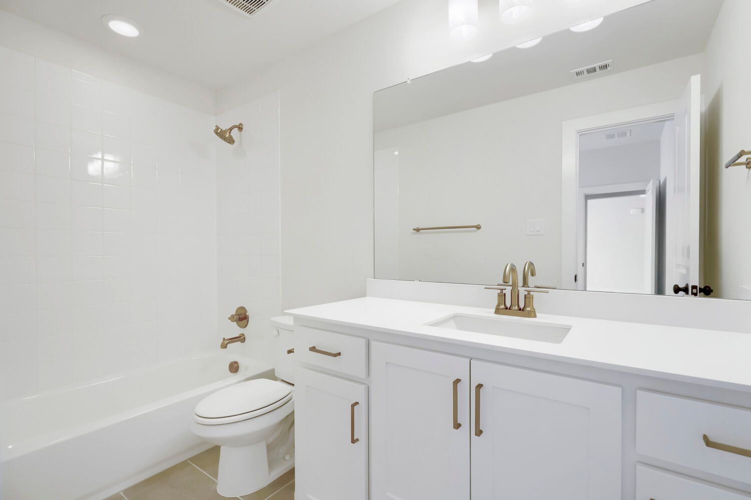 2610 Acie - Full Bathroom