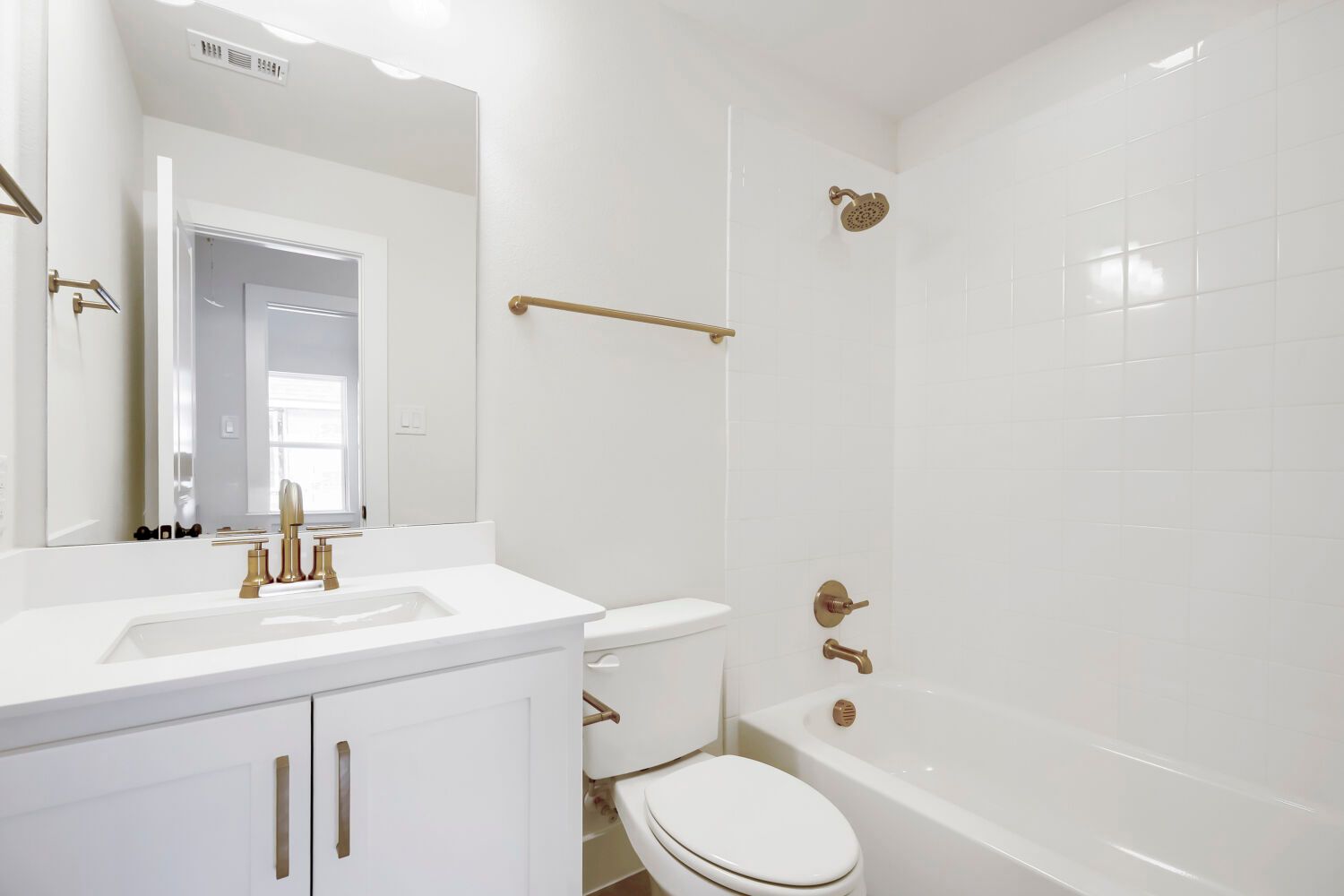 2610 Acie - Full Bathroom