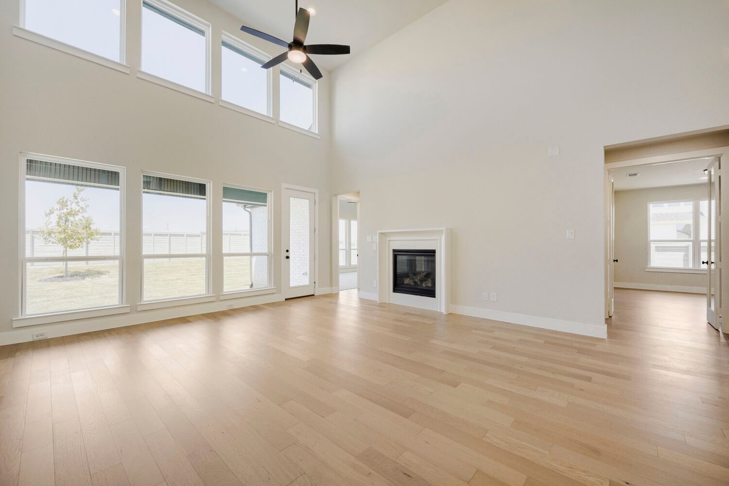 9912 Oak Glade - Living Area