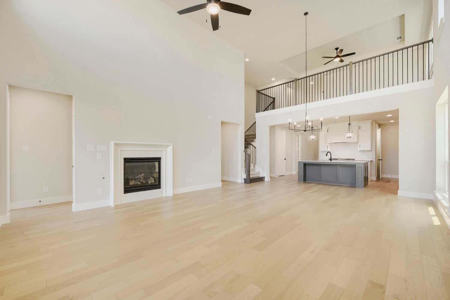 9912 Oak Glade - Living Area