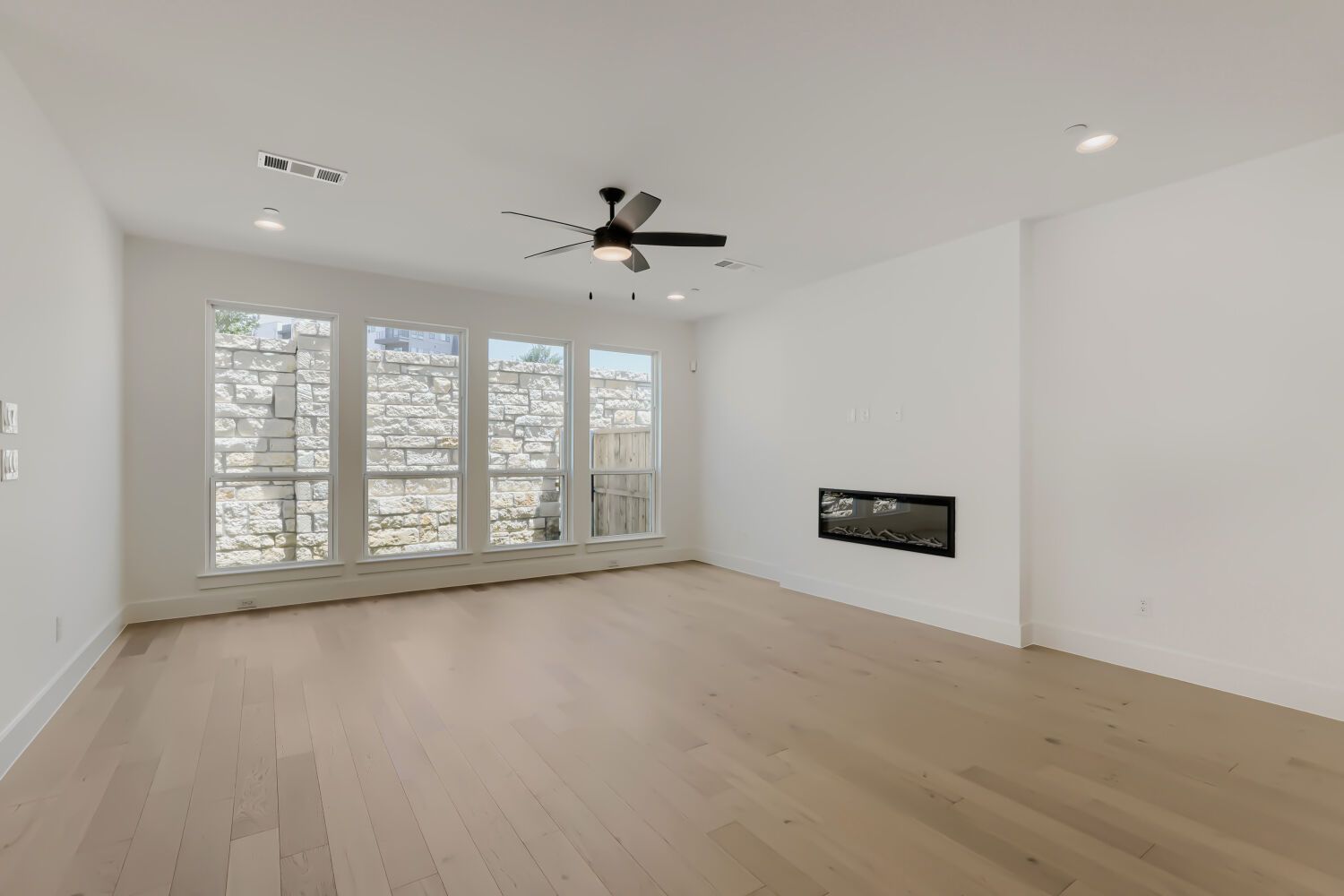3129 Sir Judge - Living Area