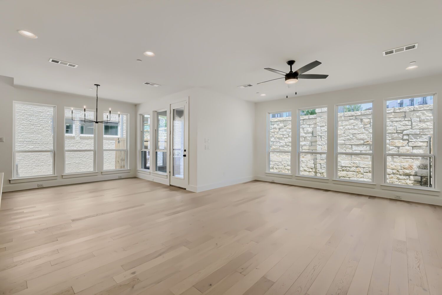 3129 Sir Judge - Living Area