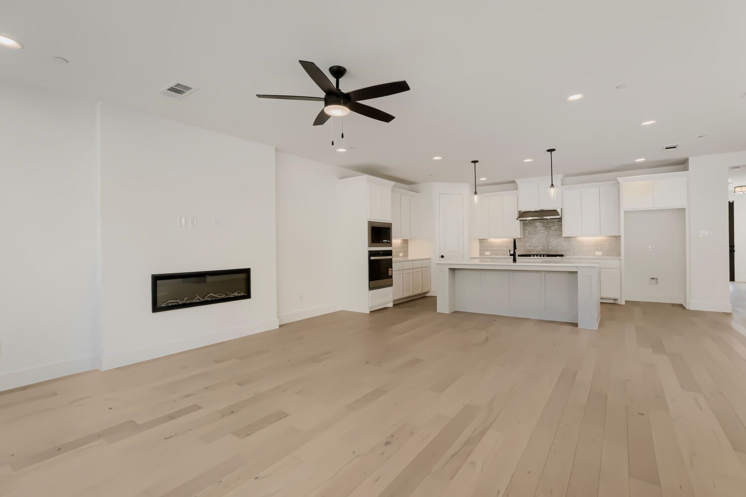 3129 Sir Judge - Living Area