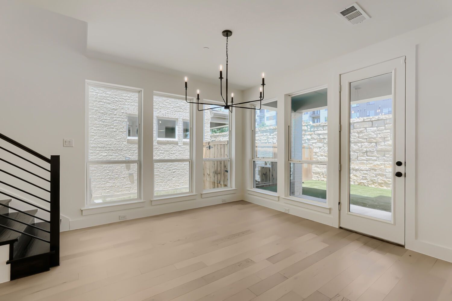 3129 Sir Judge - Dining Area