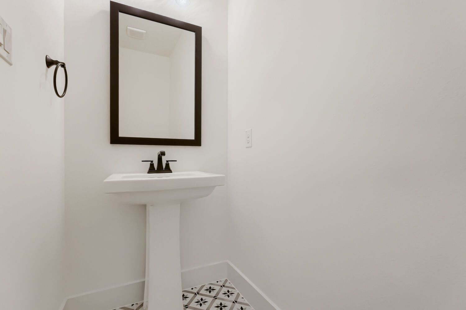 3129 Sir Judge - Powder Bathroom