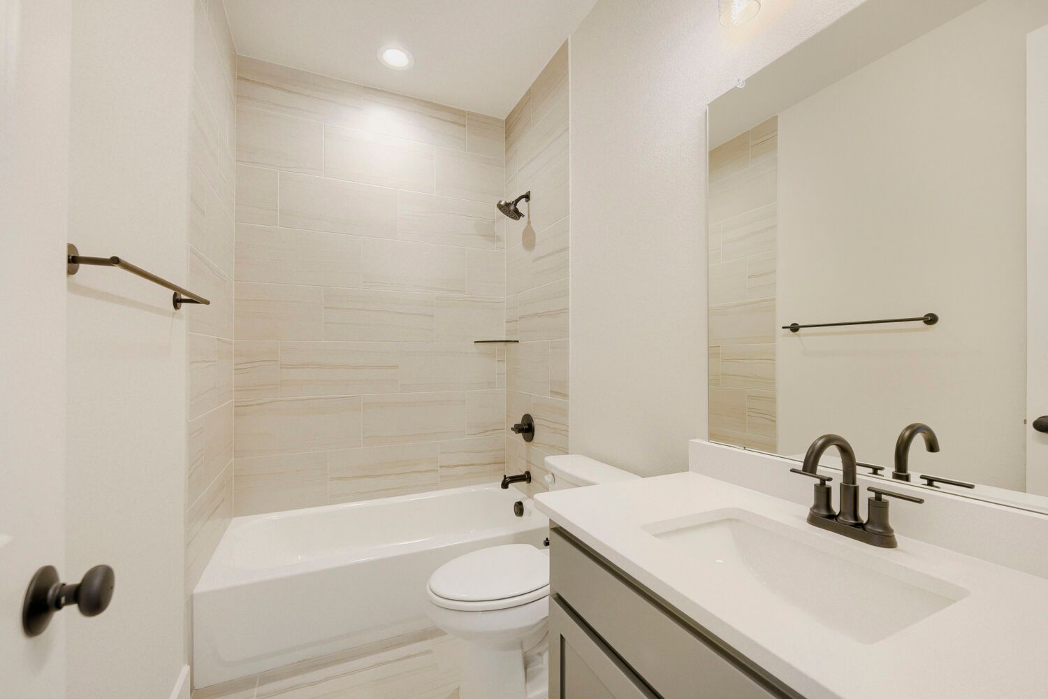 9912 Oak Glade - Full Bathroom