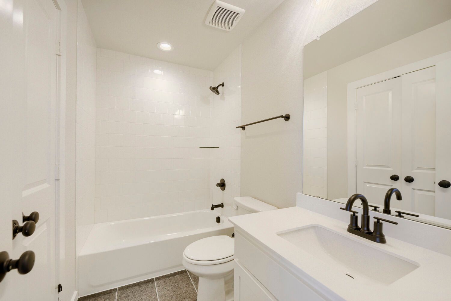 9912 Oak Glade - Full Bathroom