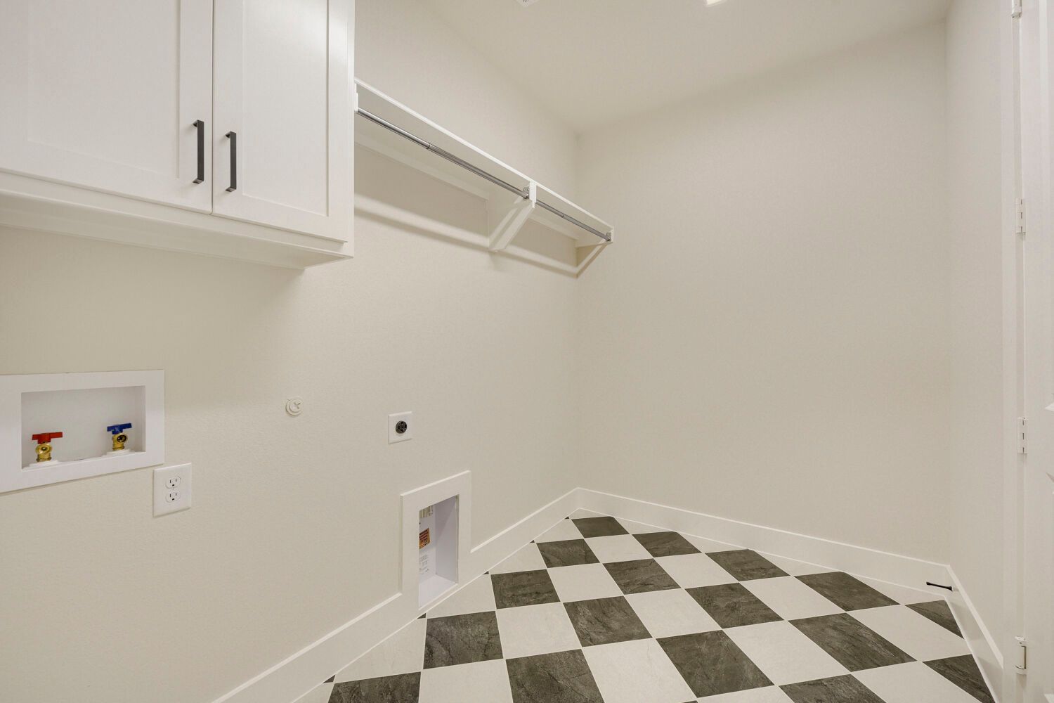 9912 Oak Glade - Laundry Room