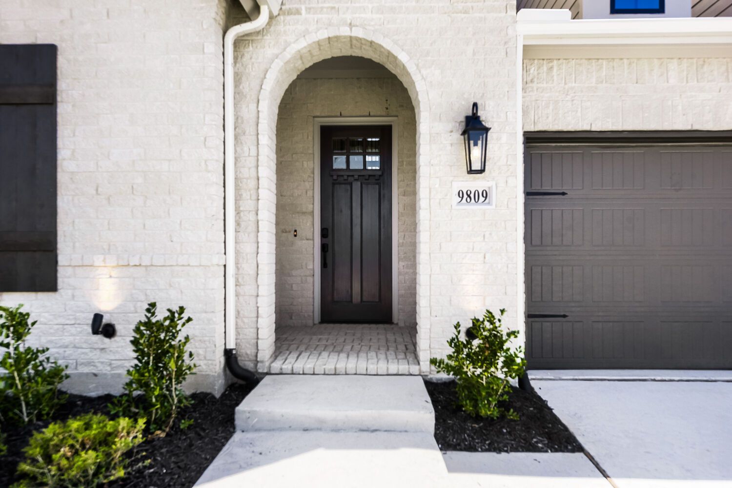 9809 Morning Cloak - Front Entryway
