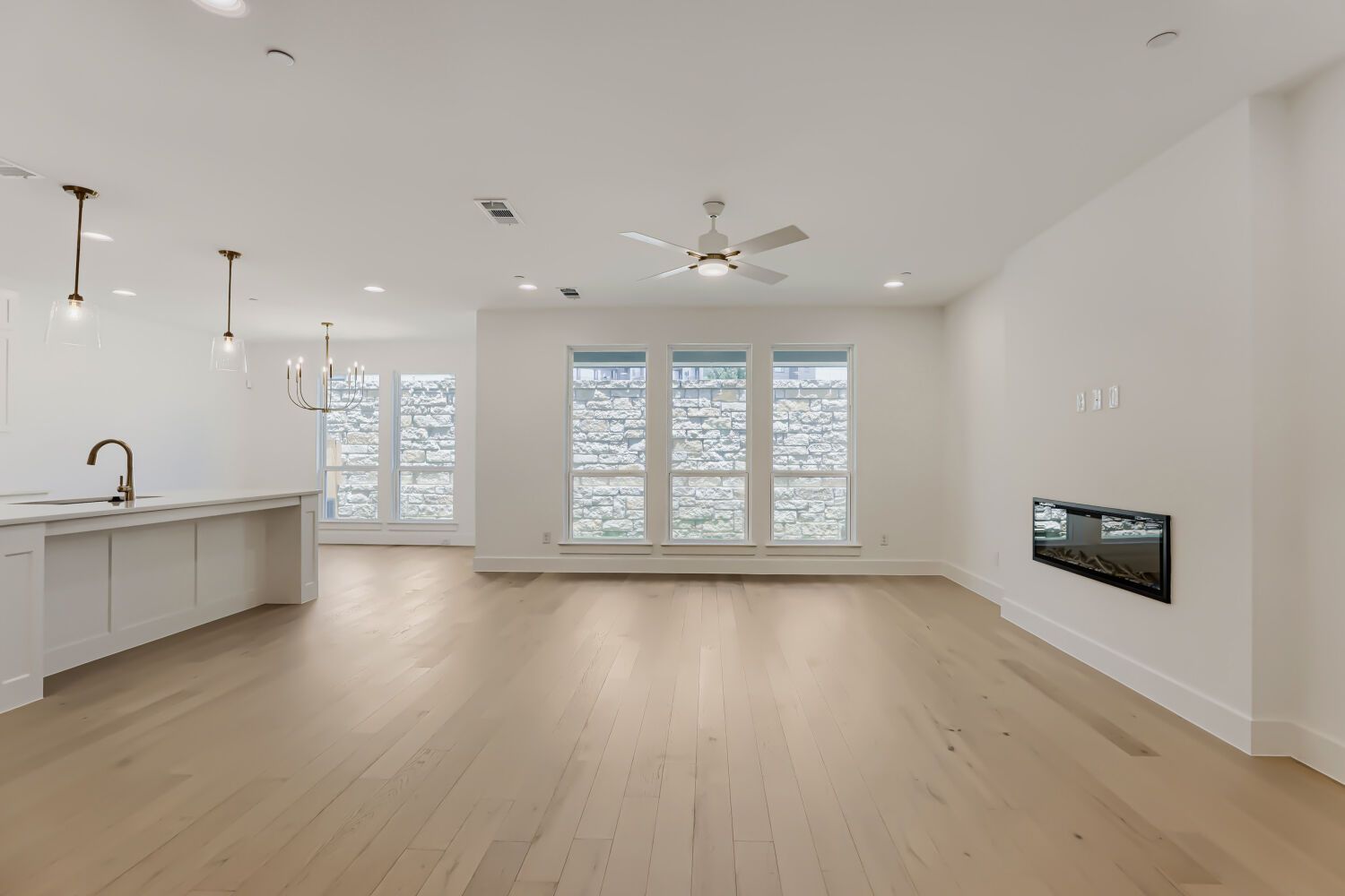 3133 Sir Judge - Living Area