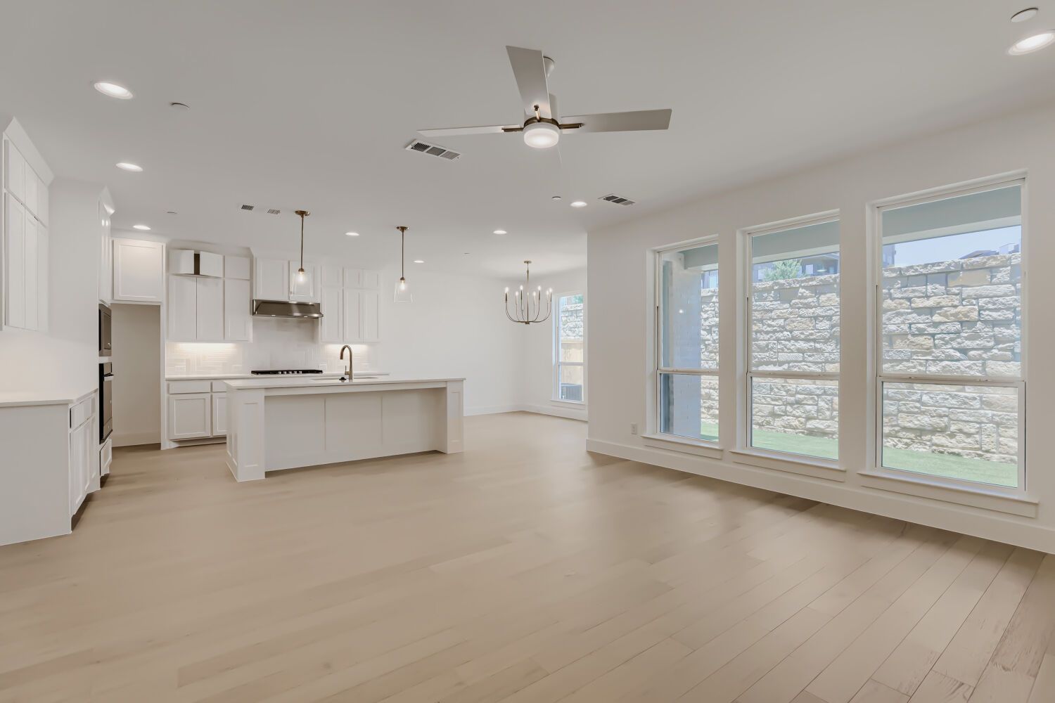 3133 Sir Judge - Living Area