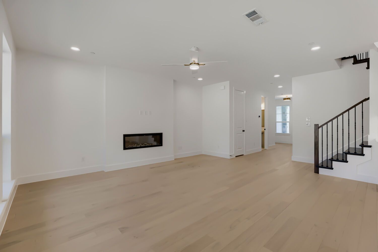3133 Sir Judge - Living Area