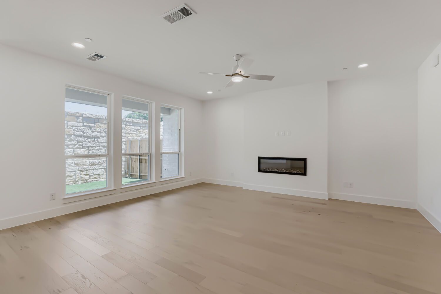 3133 Sir Judge - Living Area
