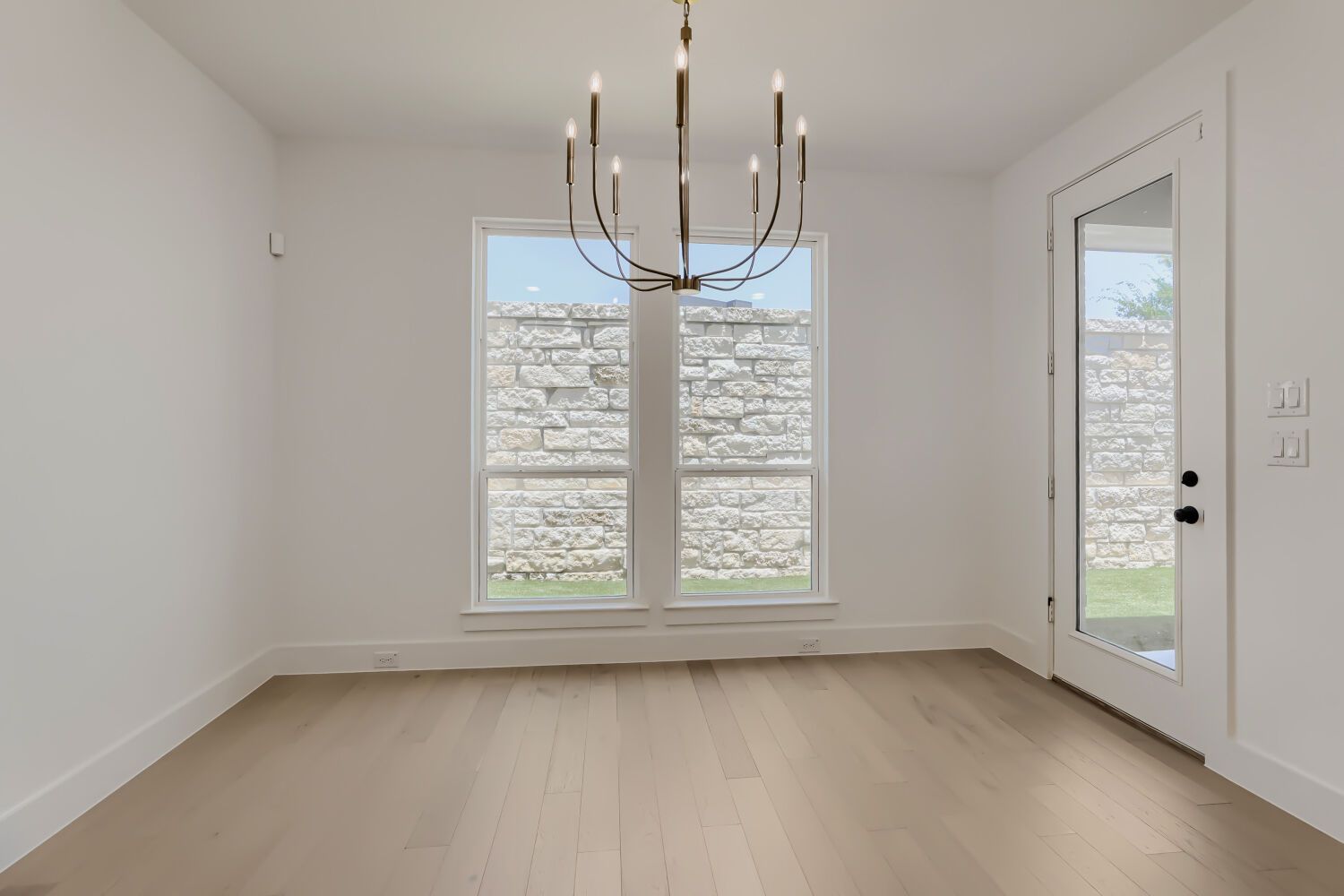 3133 Sir Judge - Dining Area