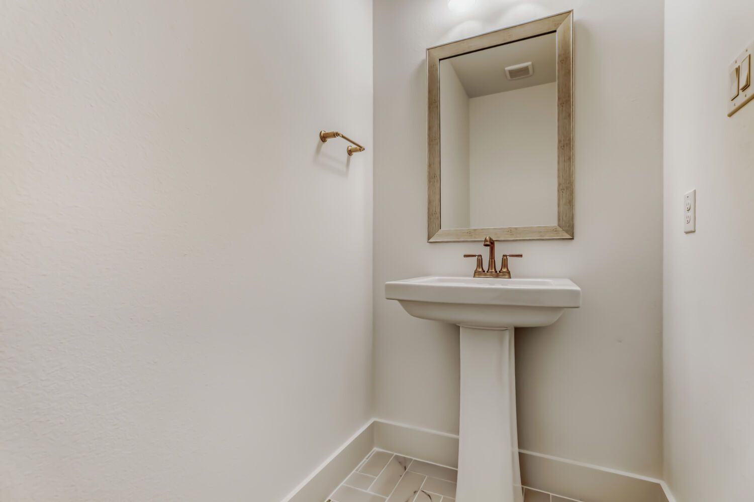 3133 Sir Judge - Powder Bathroom