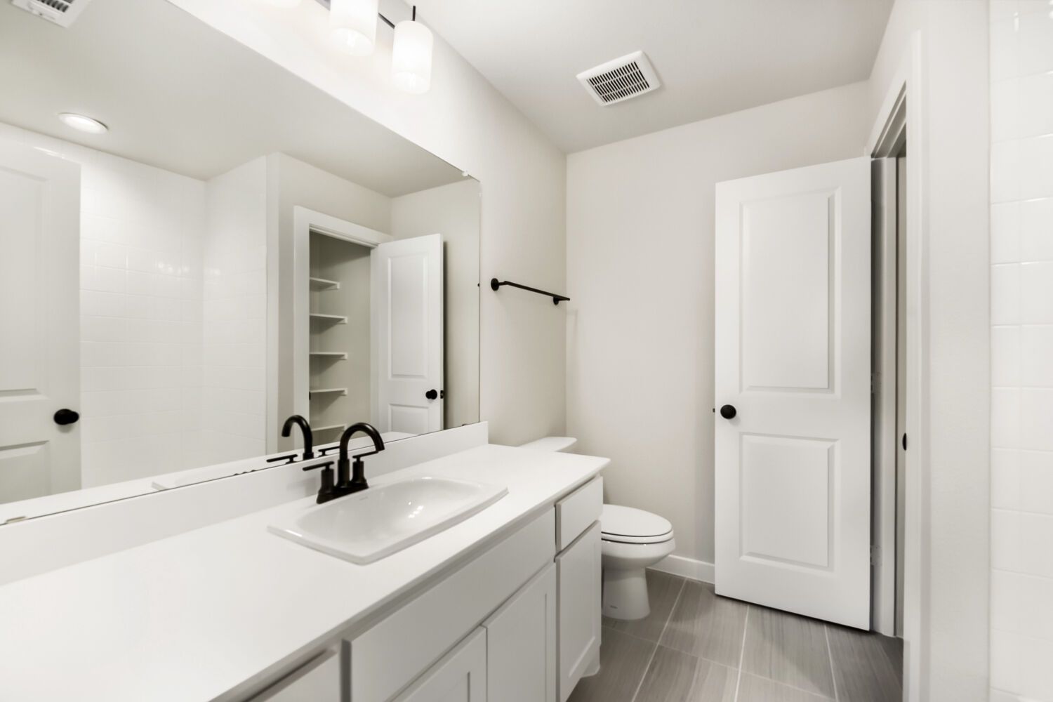 9809 Morning Cloak - Full Bathroom