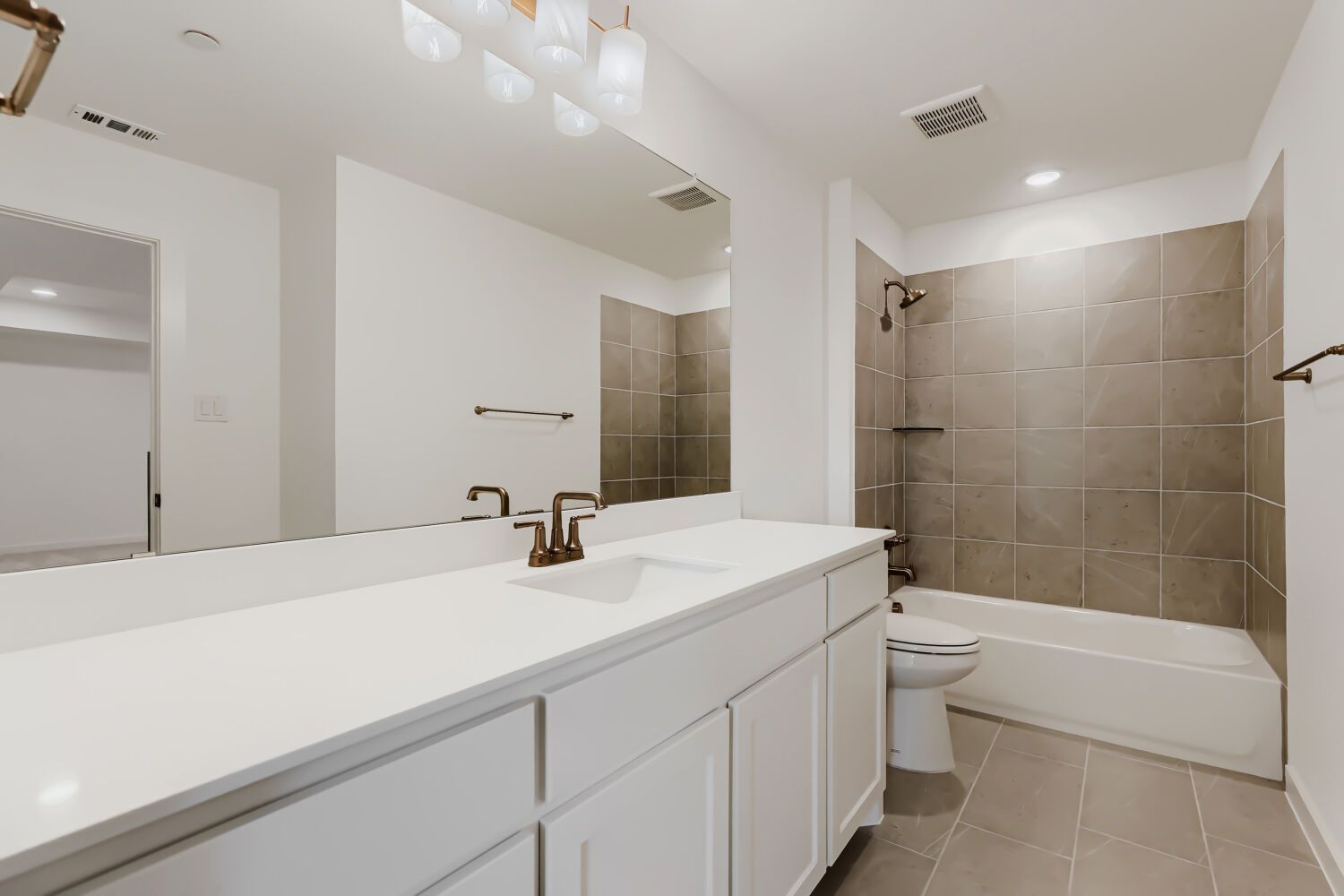 3133 Sir Judge - Full Bathroom