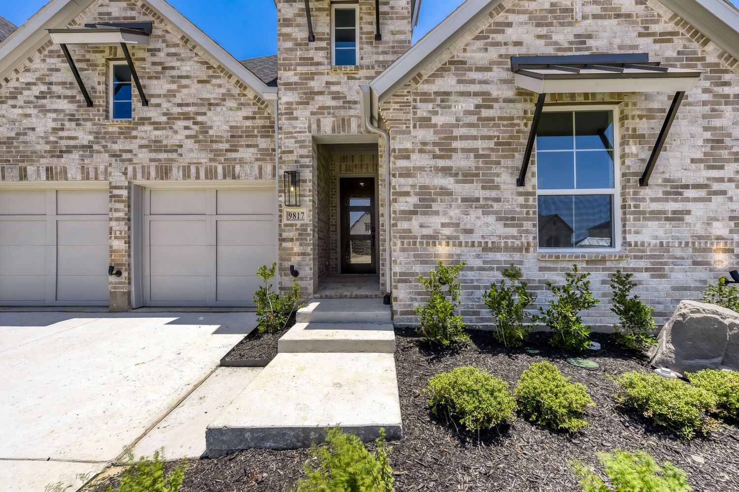 9817 Oak Glade - Front Entryway