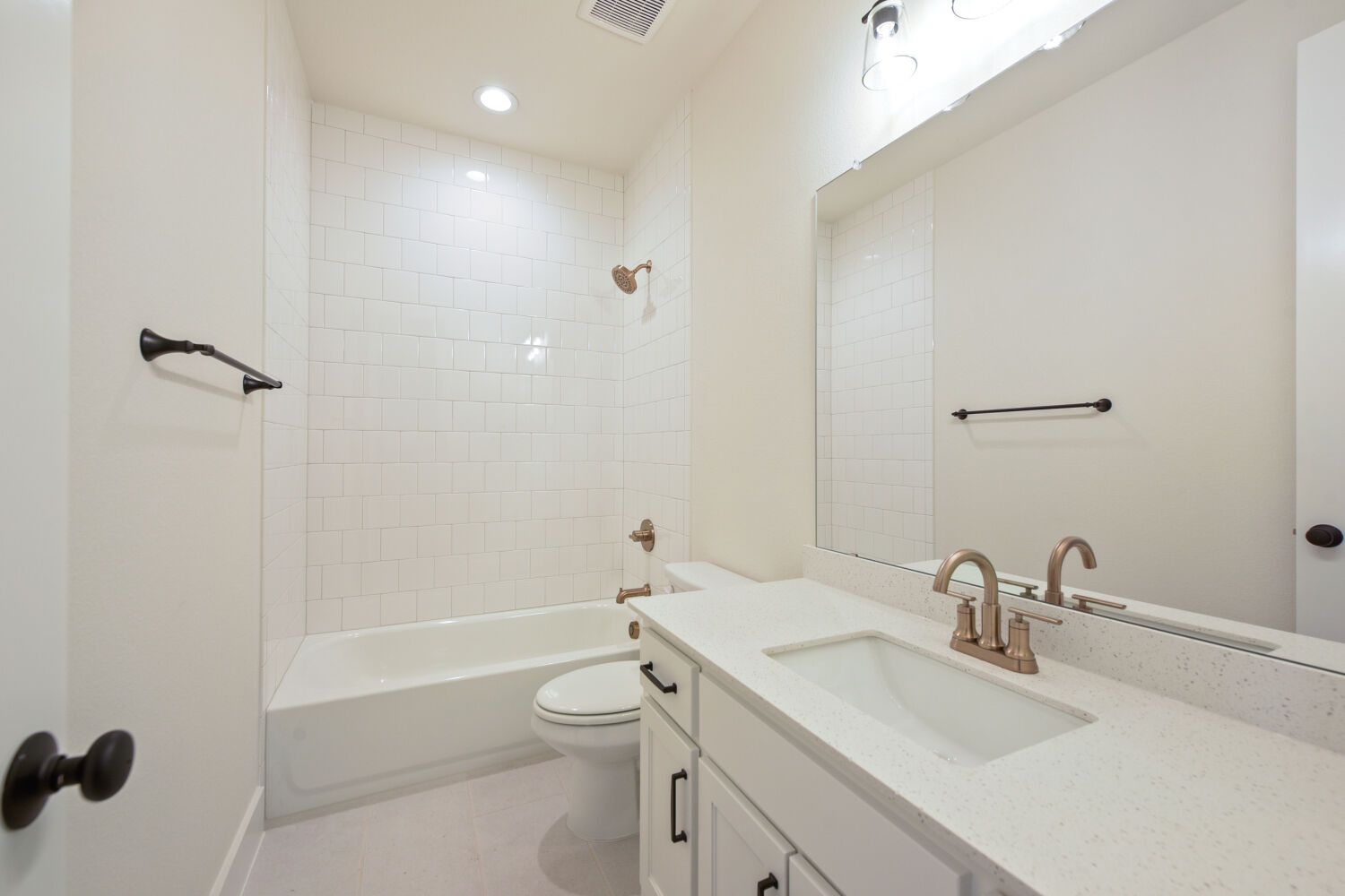 9817 Oak Glade - Full Bathroom