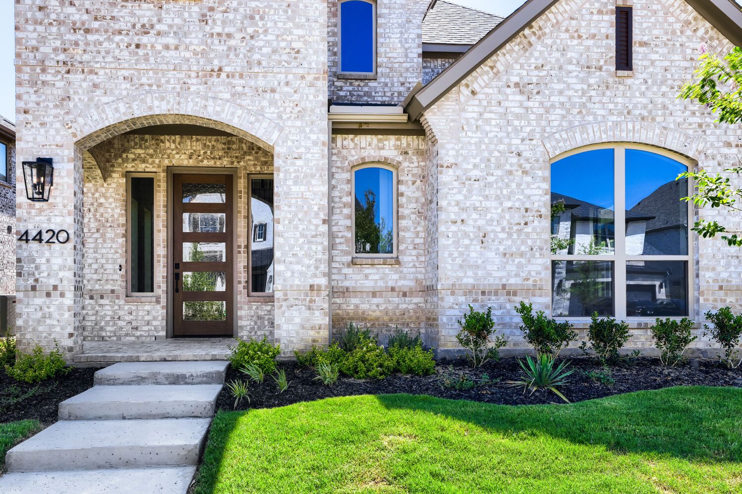 4420 Daisy - Front Entryway