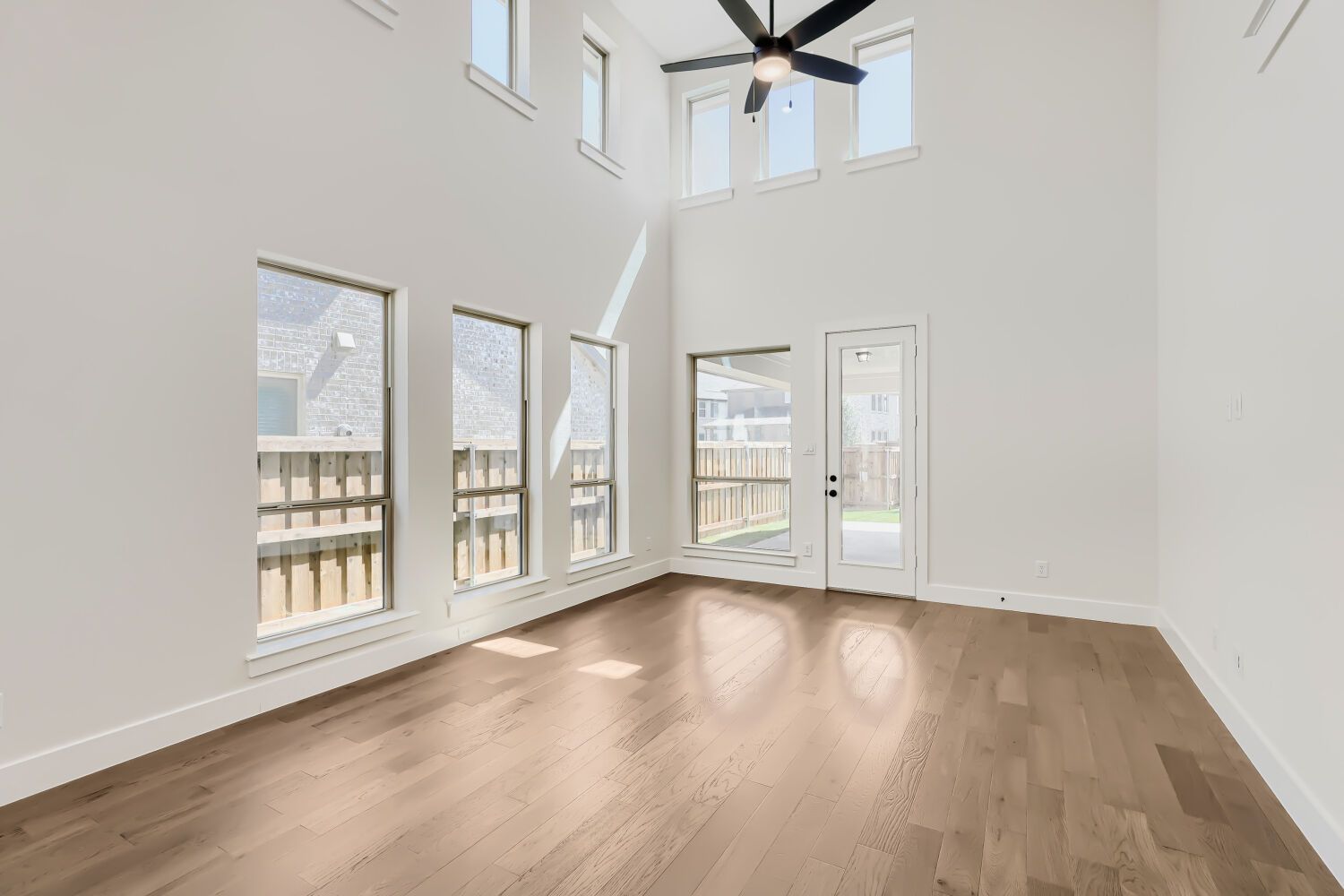 4420 Daisy - Living Area