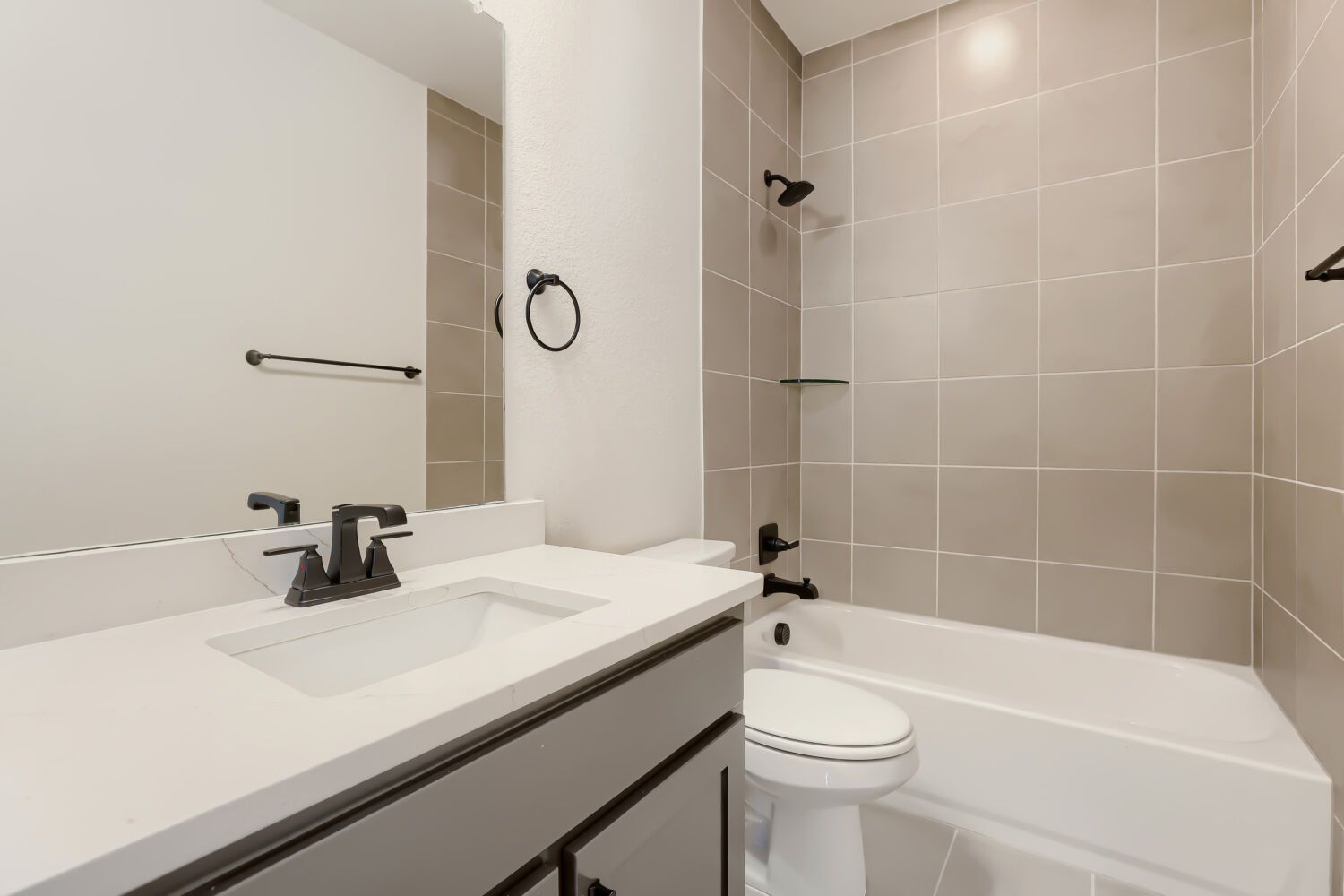 4420 Daisy - Full Bathroom