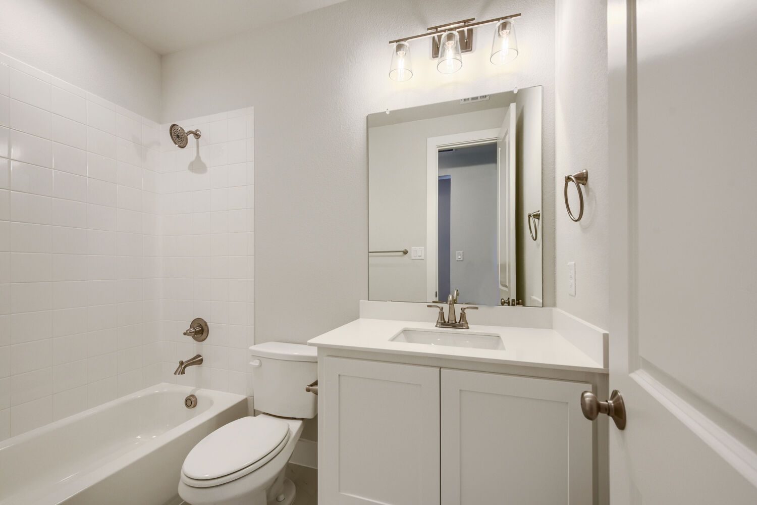 173 Buffalo - Full Bathroom