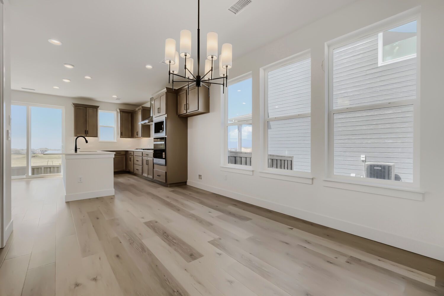 7923 Polson - Dining Area