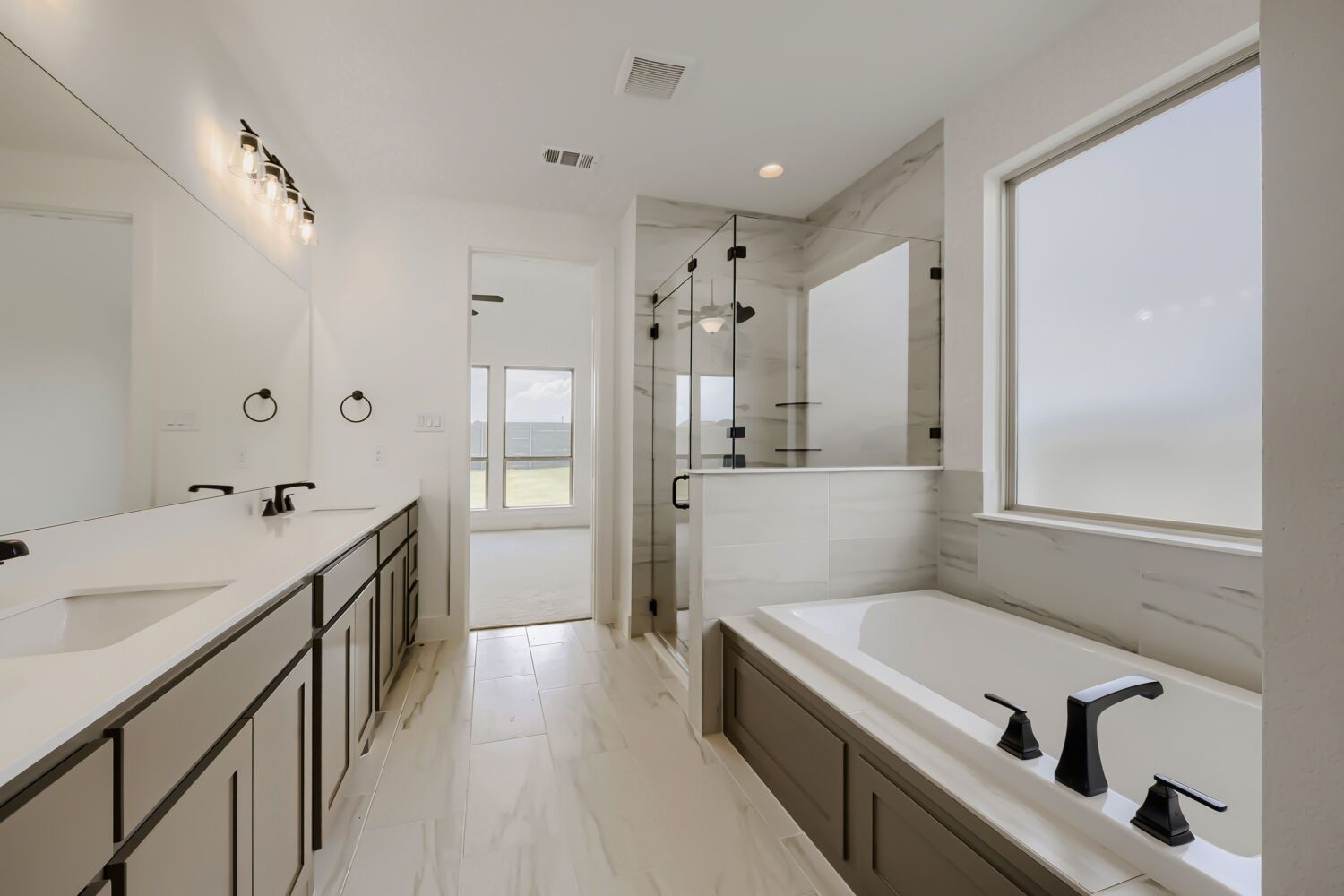 9904 Oak Glade - Primary Bathroom