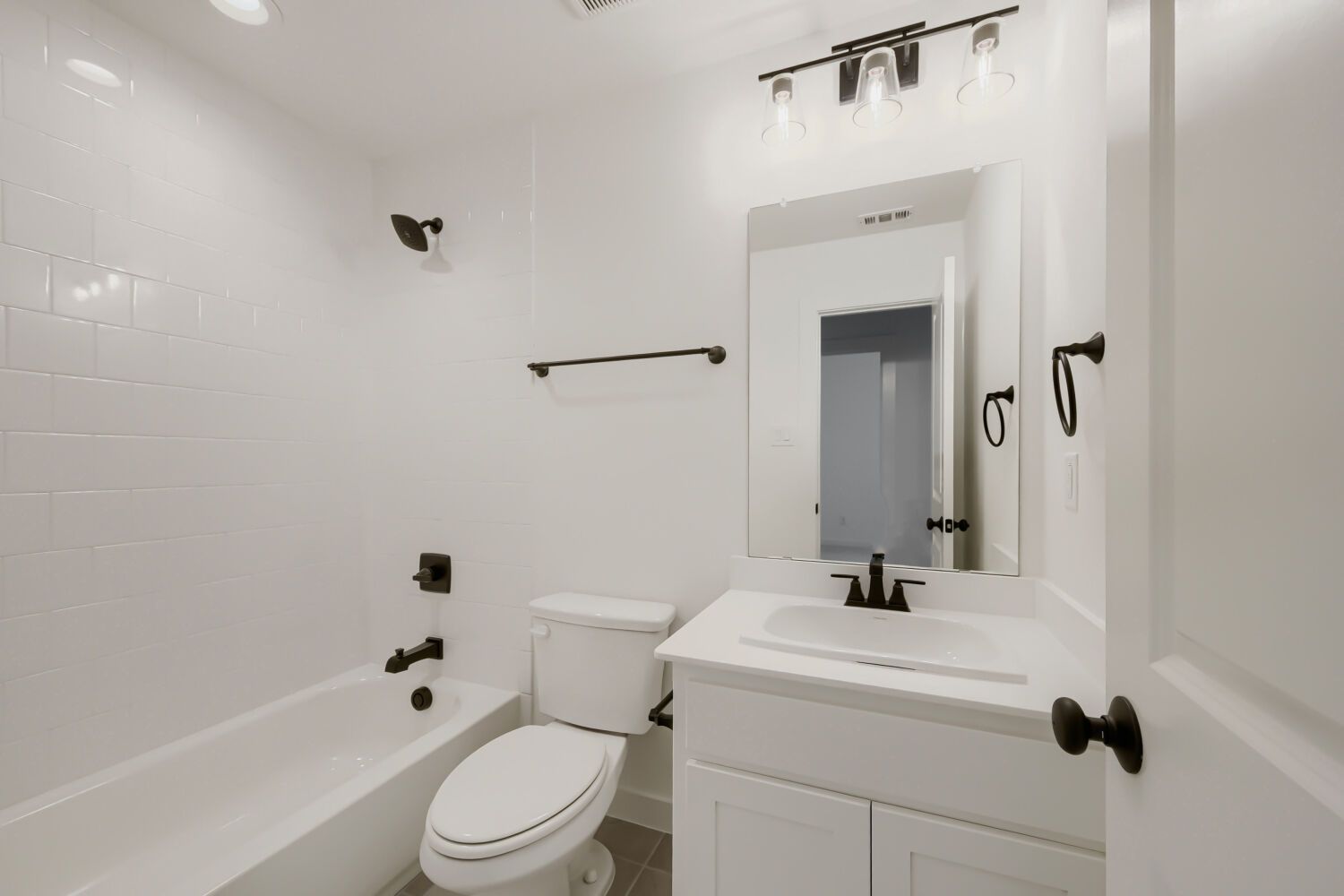 9904 Oak Glade - Full Bathroom
