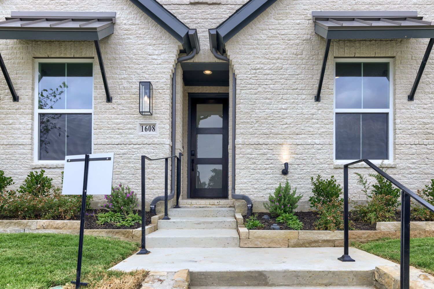 1608 Ramble - Front Entryway
