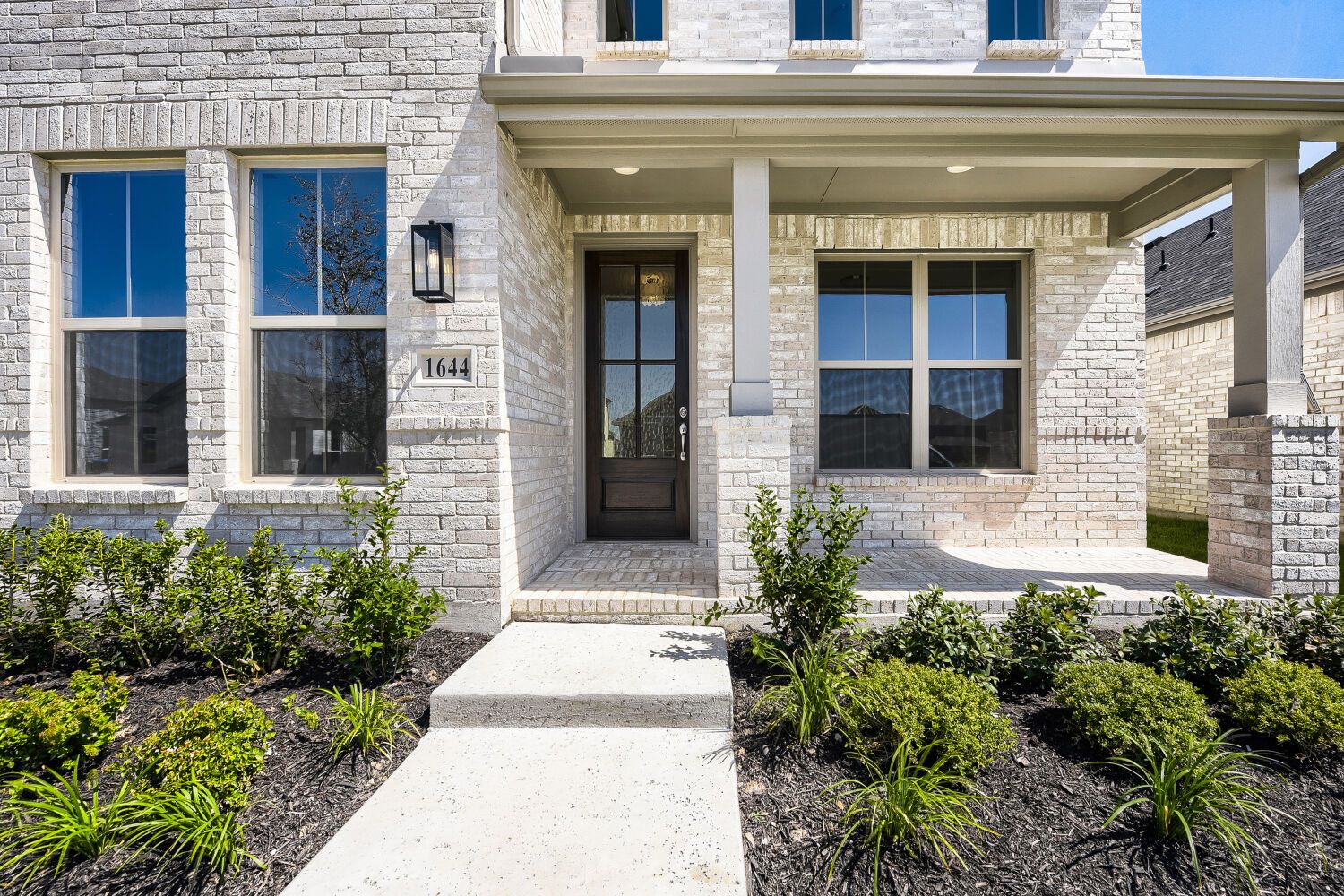 1644 Cromwell - Front Entryway