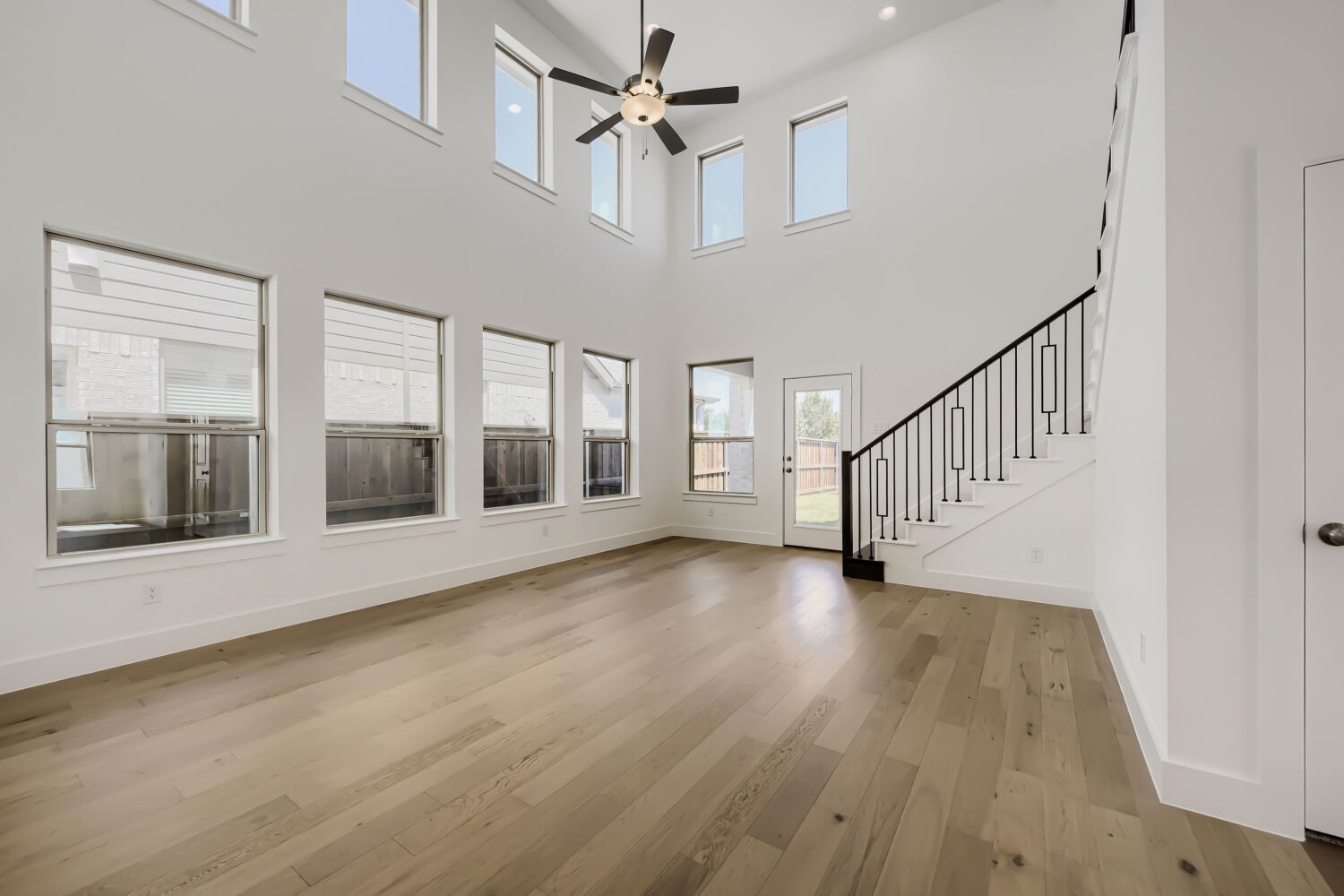1644 Cromwell - Living Area