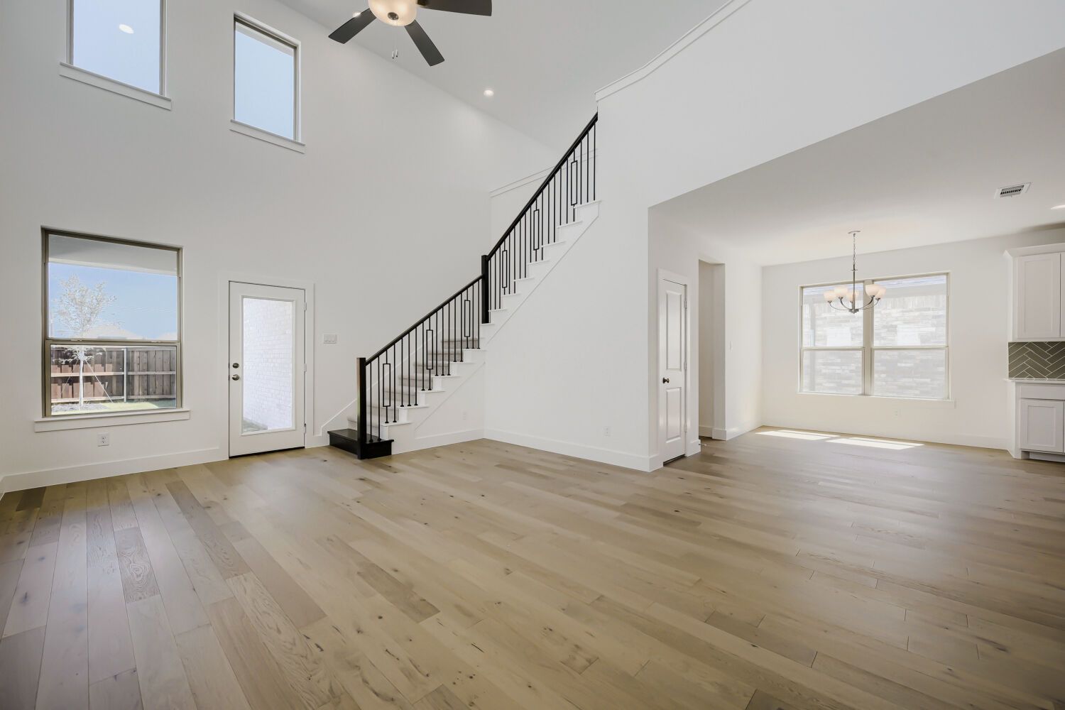 1644 Cromwell - Living Area