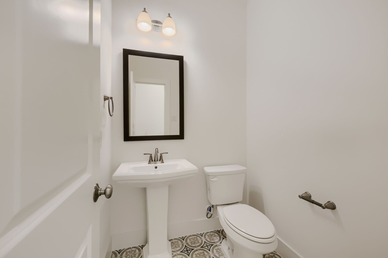 1644 Cromwell - Powder Bathroom