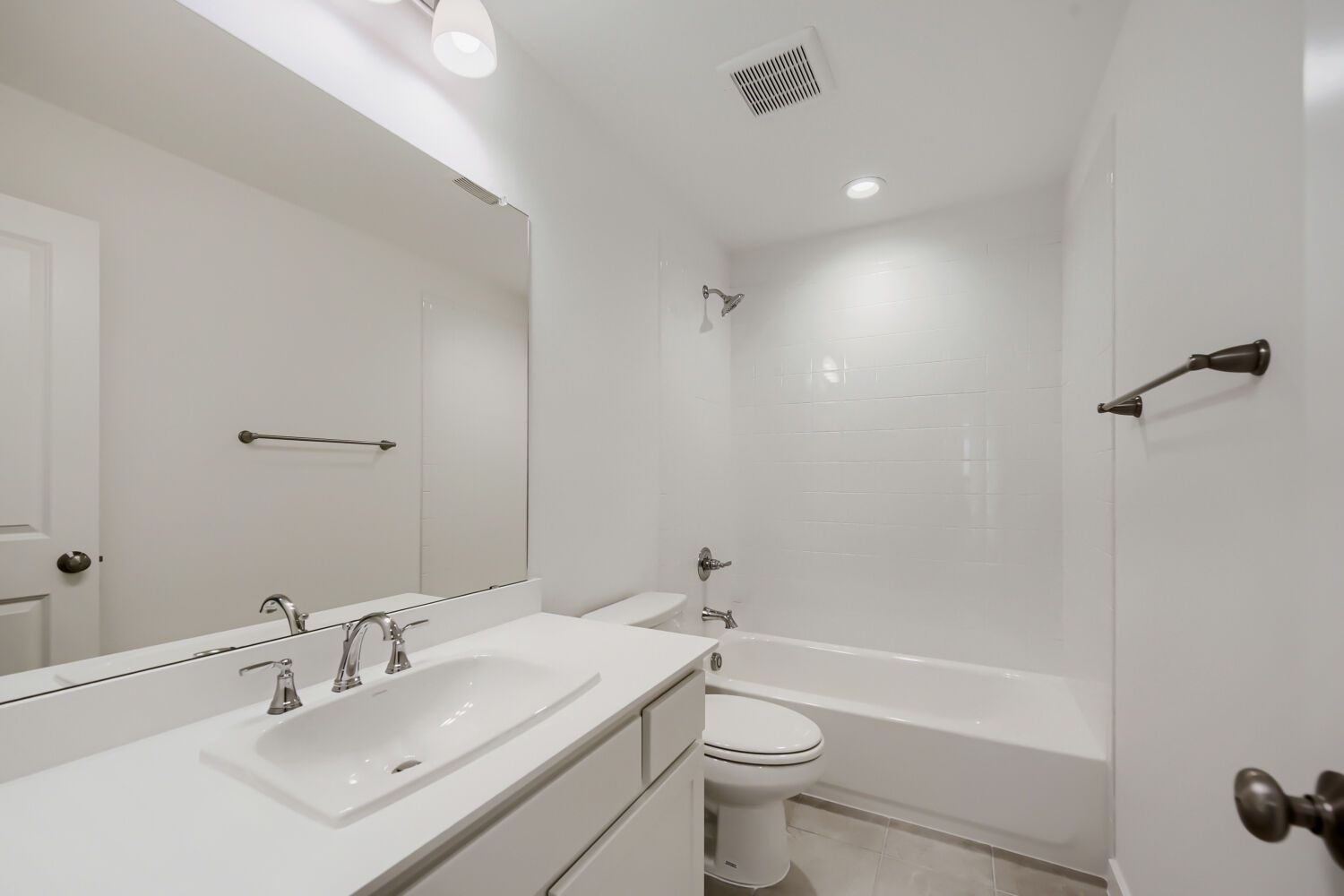 1644 Cromwell - Full Bathroom