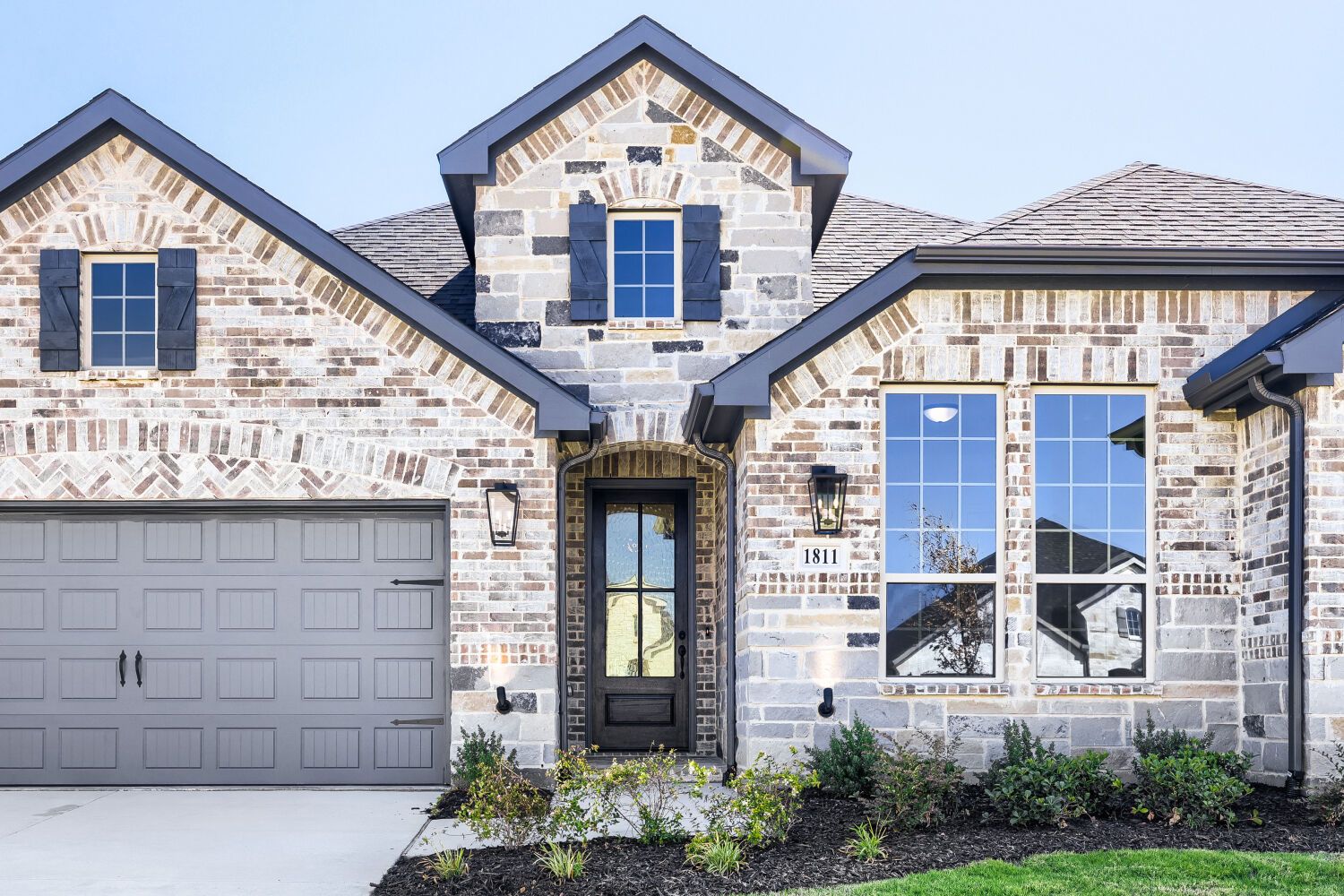 1811 Flowerfield - Front Entryway