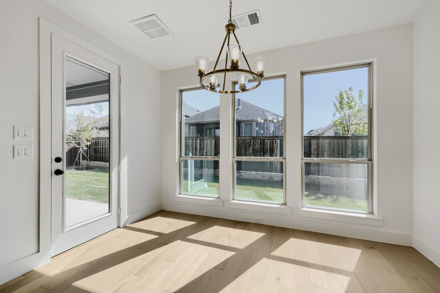 1811 Flowerfield - Dining Area