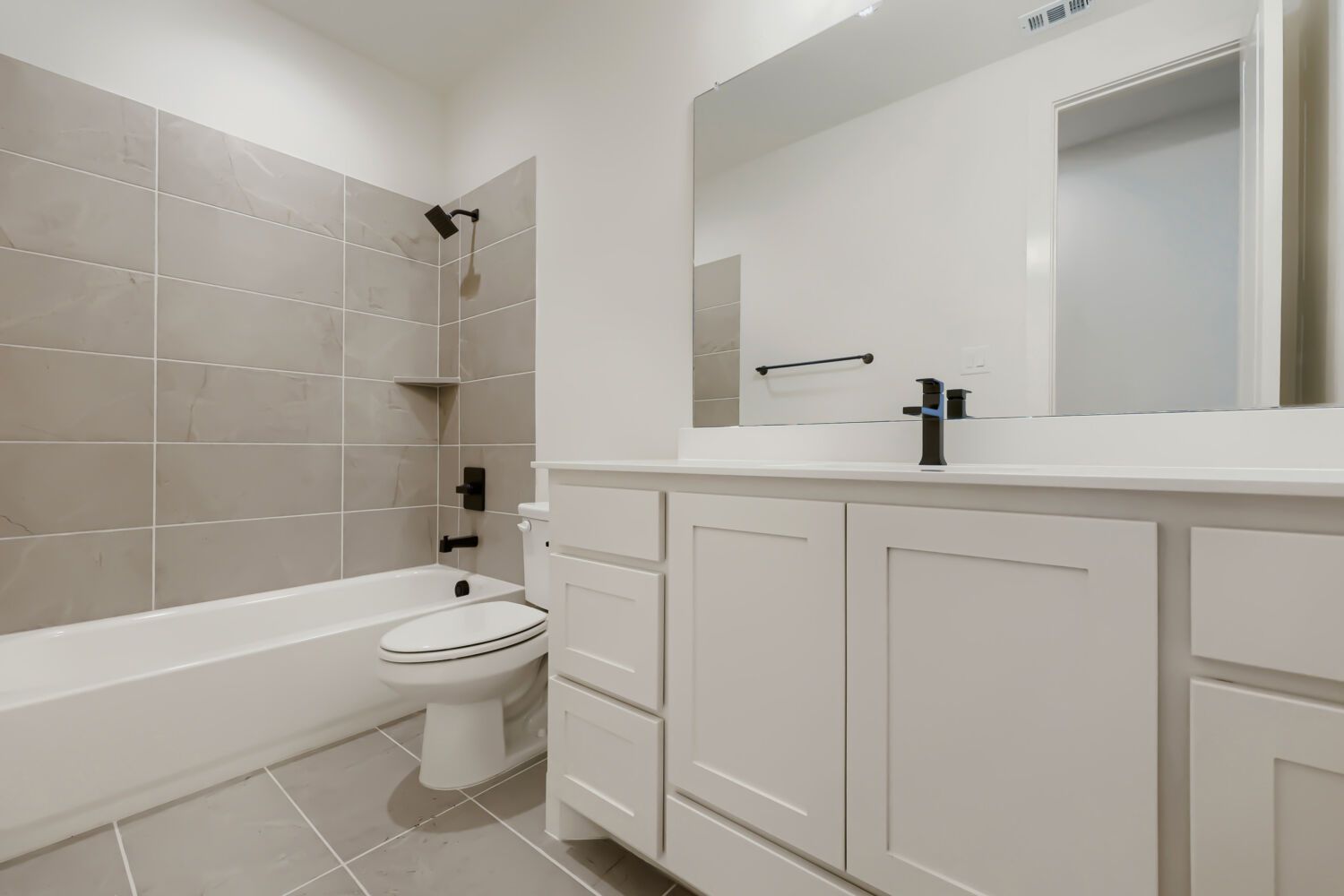 1811 Flowerfield - Full Bathroom