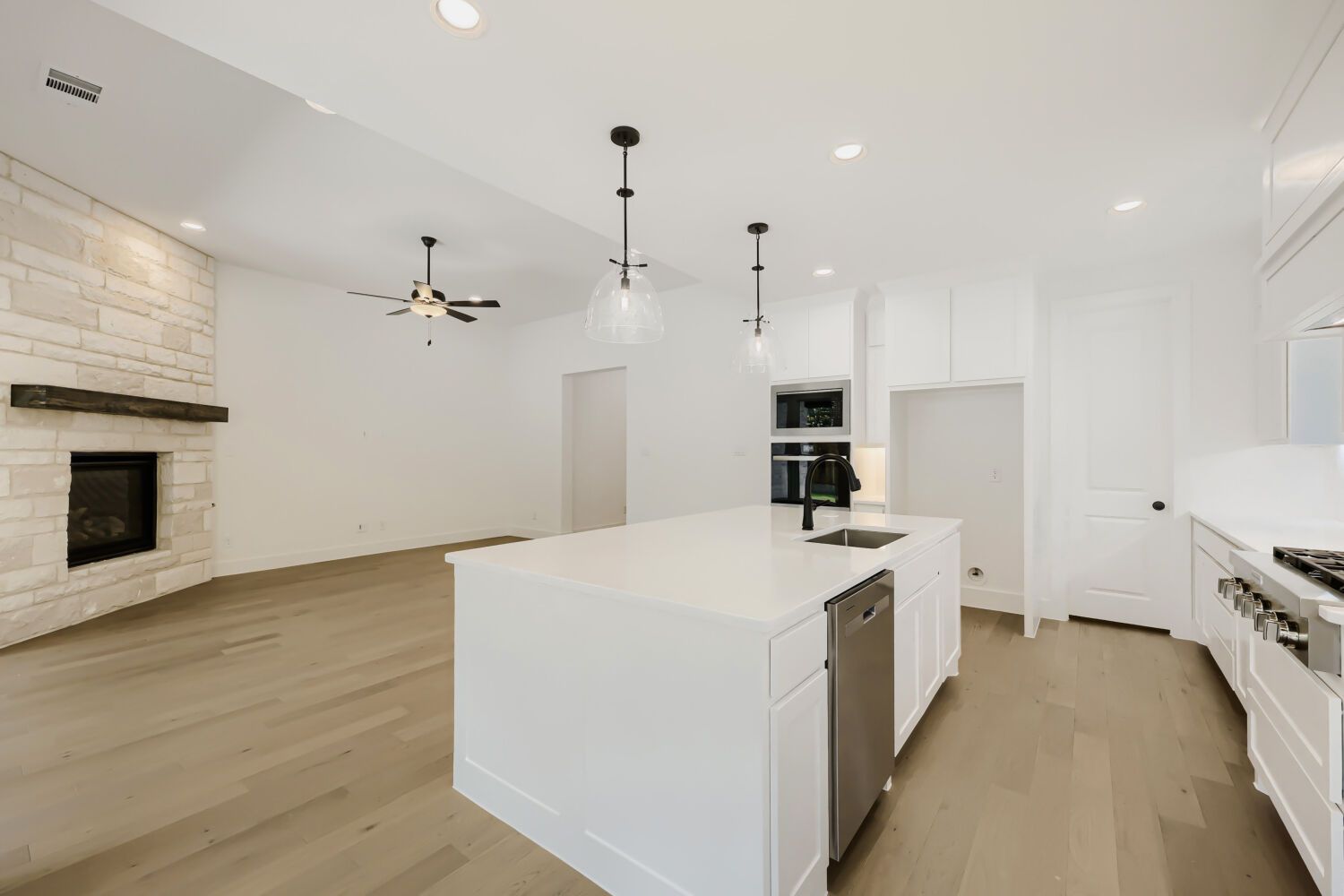 1813 Flowerfield - Kitchen