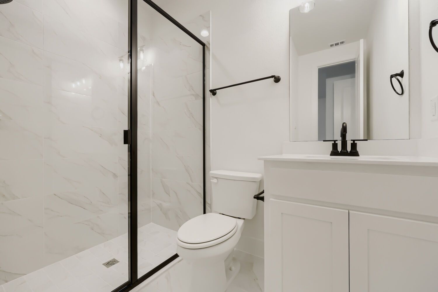 1813 Flowerfield - Full Bathroom